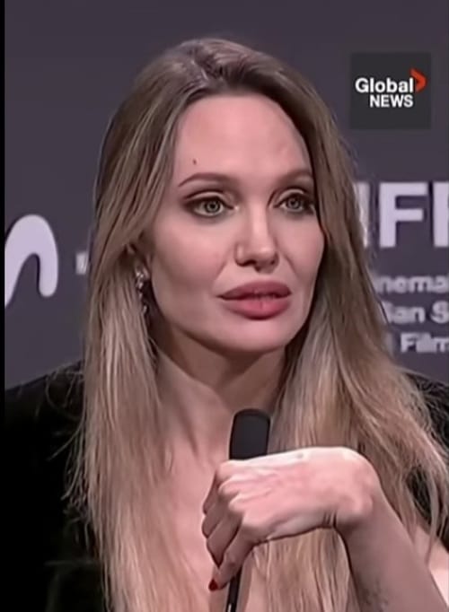 Angelina Jolie saat konferensi pers di Festival Film San Sebastian, Spanyol, Minggu malam (21/9/2025). (Foto - Global News)