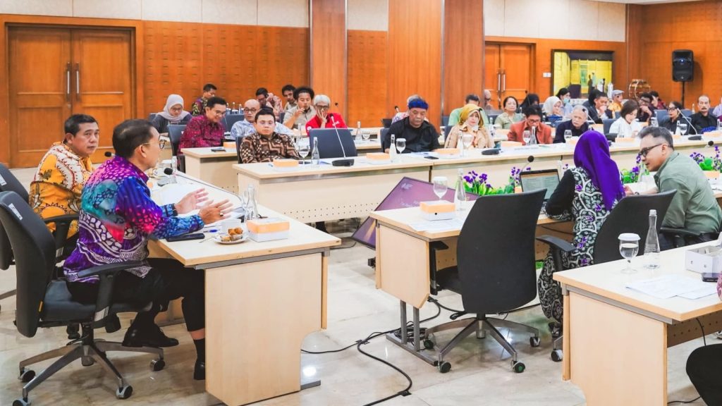 Menteri Kebudayaan, Fadli Zon, memimpin langsung Rapat Persiapan Tim Penilai Penghargaan Menteri dalam rangka Anugerah Kebudayaan Indonesia 2025 di Kementerian Kebudayaan, Jakarta, Selasa (23/9/2025). (Foto - Didang Prajasasmita)