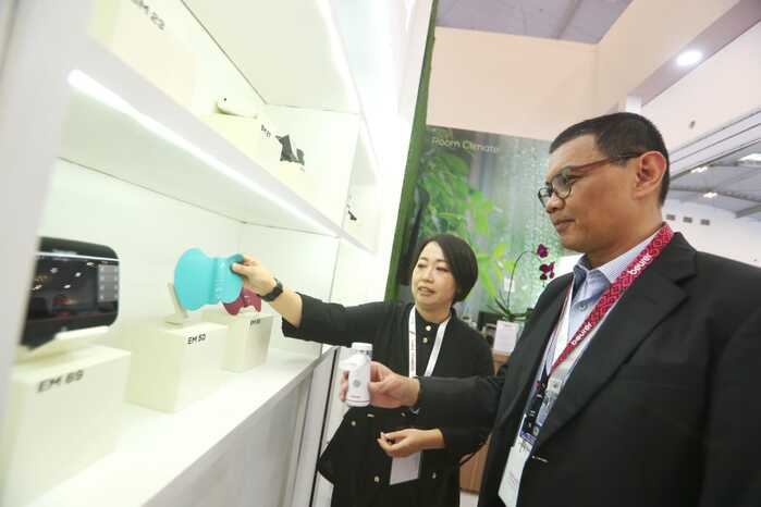 Aria Verdin, Managing Director Beurer Indonesia (kanan) di event Hospital Expo 2025 di ICE BSD City, Kabupaten Tangerang, Banten, Kamis (25/9/2025). (Foto - Rezagrapher)