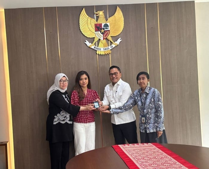 Biro Pers Sekretariat Presiden saat mengembalikan kartu identitas liputan Istana milik jurnalis CNN Indonesia, Diana Valencia, Senin (29/9/2025). (Foto - Biro Pers Sekretariat Presiden)