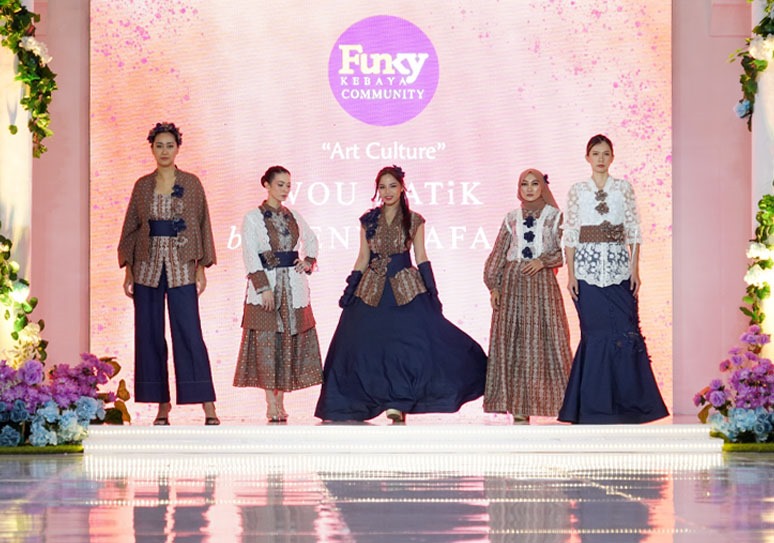 Koleksi desainer Leny Rafael dan Anton Wibowo bertema Gama Sundara di pagelaran busana Journey in Elysium, Lippo Mall Kemang, Jakarta, Jumat (30/10/2025). (Foto - Istimewa)
