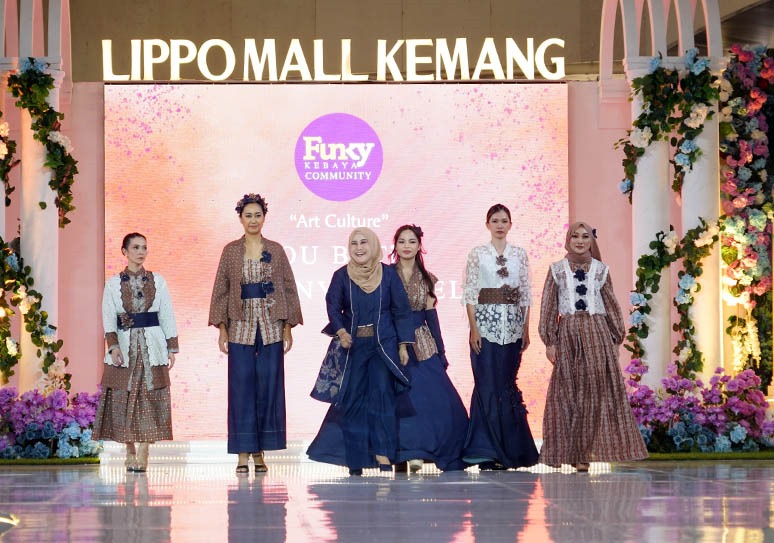 Koleksi desainer Leny Rafael dan Anton Wibowo bertema Gama Sundara di pagelaran busana Journey in Elysium, Lippo Mall Kemang, Jakarta, Jumat (30/10/2025). (Foto - Istimewa)