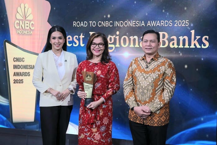 Bank Jakarta meraih penghargaan Regional Banking ESG Excellence Award 2025 pada ajang Road to CNBC Indonesia Awards di Jakarta, Kamis (16/10/2025). (Foto - Istimewa)
