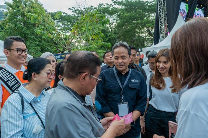 Gubernur DKI Jakarta Pramono Anung saat menghadiri acara Pasar Malem Narasi 2025 yang berlangsung di Hutan Kota, GBK, Jakarta, 25-26 Oktober 2025. (Foto - Bank Jakarta)