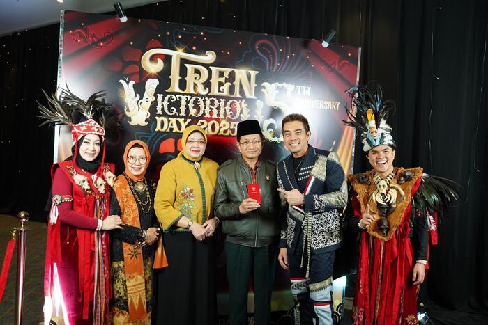 Menteri Agama (Menang), Prof. Dr. KH. Nasaruddin Umar, M.A., bersama sang istri, Helmi Halimatul Udhma hadir sebagai tamu kehormatan di ulang tahun ke-5 TREN di di Ballroom Swissotel PIK Avenue, Jumat (14/11/2025). (Foto - Istimewa)