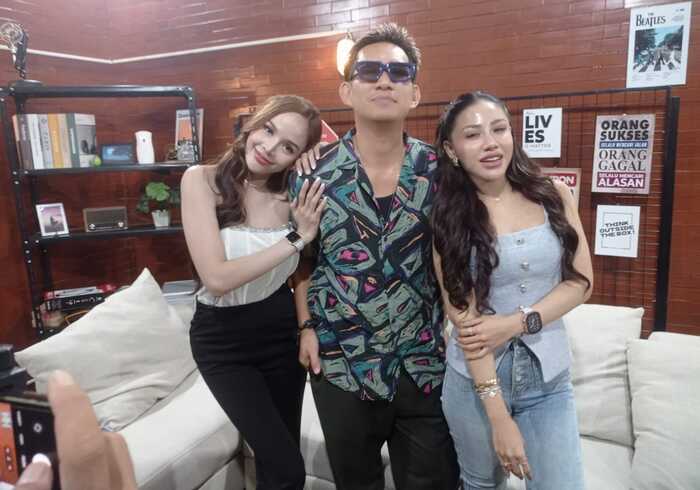 Personil BESTie, Vika Chu dan Rachel Clareta, bersama Ferry Bagindas saat peluncuran single 'Polisi Hatiku' di label Supersonik Nada Ultima di kawasan Ragunan, Pasar Minggu, Jakarta Selatan, Kamis (4/12/2025). (Foto - Nur Ichsan)