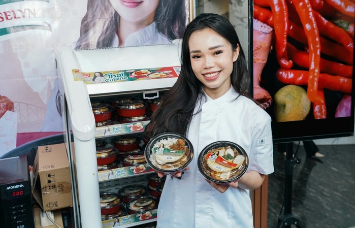Chef Jesselyn Lauwrence saat peluncuran menu Thai Cuisine, hasil kolaborasi bersama Yummy Choice Indomaret
di Menara Indomaret, Pantai Indah Kapuk, Jumat (5/12/2025).