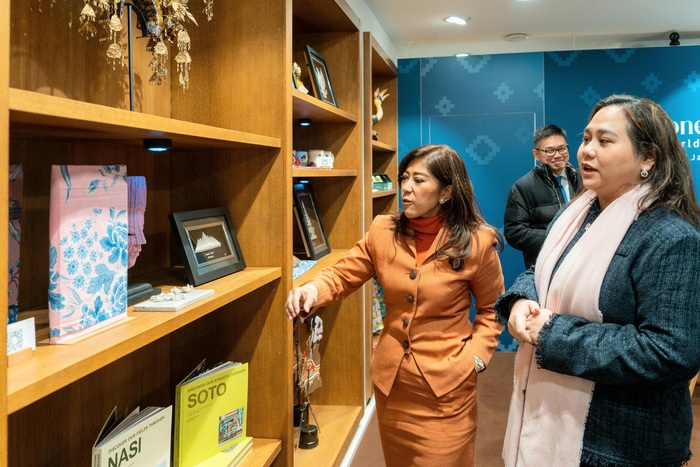 Direktur Utama PT Sarinah, Raisha Syarfuan (kanan) di Indonesia Pavilion, World Economic Forum 2026, yang berlangsung pada 19–23 Januari 2026 di Davos, Swiss. (Foto - Dok. PT Sarinah)