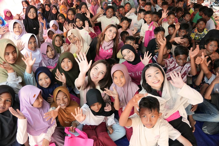 Agatha Chelsea entertainer, neuroscience educator & founder of NewronEdu bersama tim METOO berfoto bersama anak-anak SDN. 01 Langkahan, Aceh Utara. (Foto - Dok. METOO)
