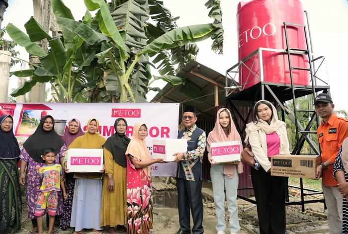 Perwakilan METOO, merek pasta gigi dan perawatan mulut global, saat menyerahkan secara simbolis bantuan sumur bor dan paket sembako bagi warga Desa Geudumbak, Aceh Utara, Kamis (29/1/2026). (Foto - Dok. METTO)