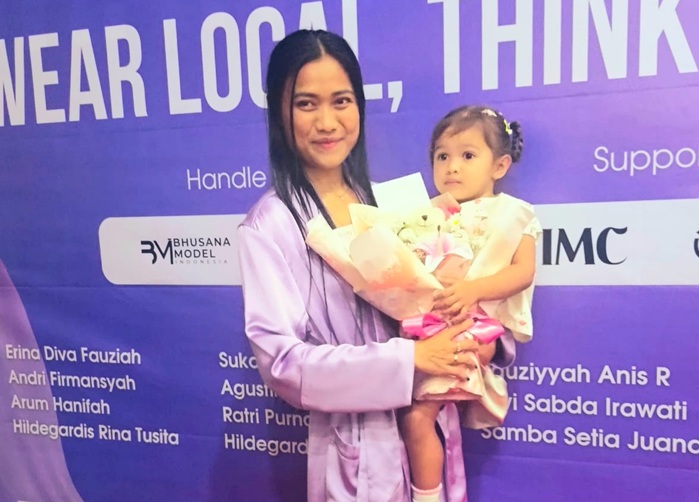 Migi Rihasalay bersama putrinya saat peluncuran brand kids wear “Kini Kita” di ajang Tangerang Modest Fashion Week 2026 di Gedung Galeri UKM, Tangerang Selatan, Minggu (15/2/2026). (Foto - Silvi)