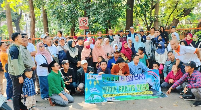 Pelepasan mudik gratis yang digelar Paguyuban Demak Bintoro Nusantara (PDBN) di
di Pasar Induk Kramatjati, Jakarta Timur, Minggu (15/3/2026). (Foto - PDBN)