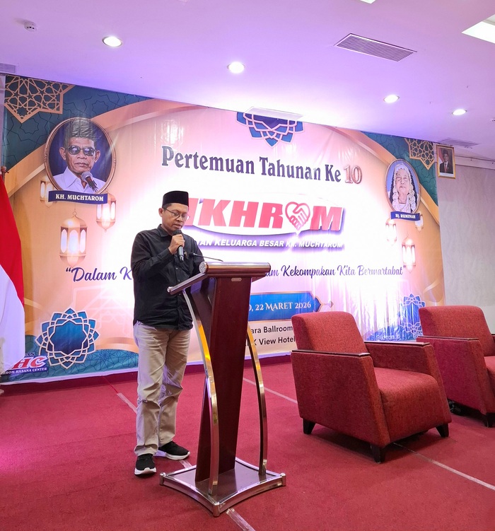 Ketua Umum IKHROM,
Sholichul Hadi, S.Pd.I, M.Pd,
saat memberikan sambutan di acara pertemuan tahunan ke-10 keluarga besar IKHROM di Mutiara Ballroom Lt. 3 Metro Hotel Semarang, Minggu (22/3/2026). (Foto - IKHROM)