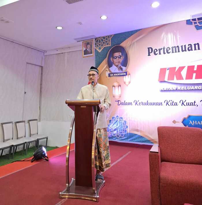 Pembina IKHROM, Drs. KH. Abdullah Syifak, saat memberikan sambutan di acara pertemuan tahunan ke-10 keluarga besar IKHROM di Mutiara Ballroom Lt. 3 Metro Hotel Semarang, Minggu (22/3/2026). (Foto - IKHROM)