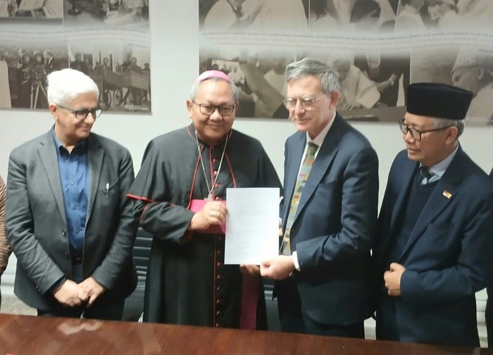 Konferensi Wali Gereja Indonesia (KWI) dan Diskatri Komunikasi Vatikan menggelar nota kesepahaman (MOU) penggunaan bahasa Indonesia menjadi bahasa ke-57 di M media Vatikan di Kantor Pusat Vatican News dan Radio Vatikan, Rabu (25/3/2036). (Foto - Jumar Sonora)