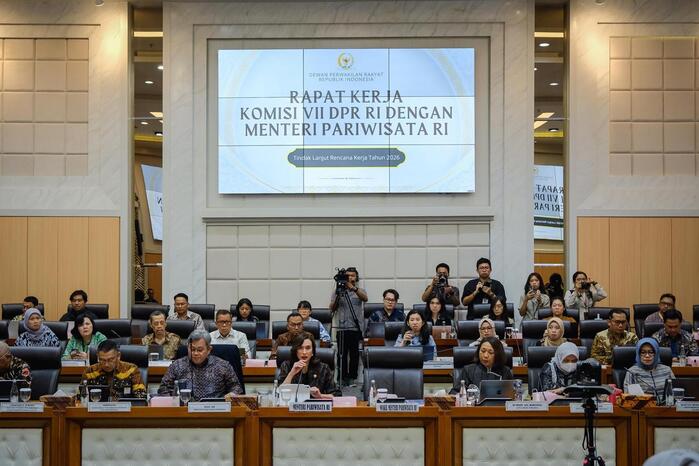 Menteri Pariwisata, Widiyanti Putri Wardhana, saat menyampaikan rencana kerja Kementerian Pariwisata tahun 2026 dalam Rapat Kerja bersama Komisi VII DPR RI, yang dipimpin oleh Ketua Komisi VII DPR, Saleh P Daulay, Rabu (1/4/2026). (Foto - Kemenpar)