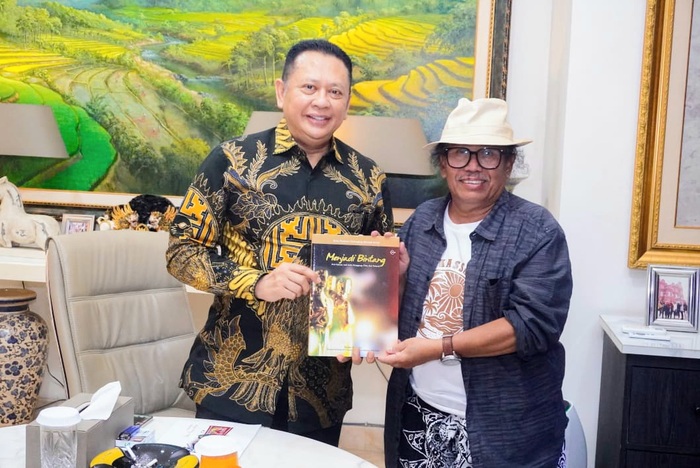 Eddie Karsito, sineas dari Humaniora Rumah Film menyerahkan buku berjudul “Menjadi Bintang: Kiat Sukses Jadi Artis Panggung, Film, dan Televisi” karyanya kepada Bambang Soesatyo.
(Foto - Humaniora Rumah Film)
