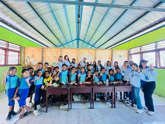 PT Permodalan Nasional Madani (PNM) melalui program PNM Peduli, hadir memberikan dukungan sosial kepada guru honorer di SDK Wukur, Sikka, Nusa Tenggara Timur (NTT). (Foto - PNM)