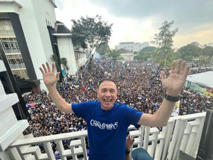 Iwan Bule saat mengikuti konvoi kemenangan Persib Bandung pada Minggu (24/5/2026). (Foto - Istimewa)