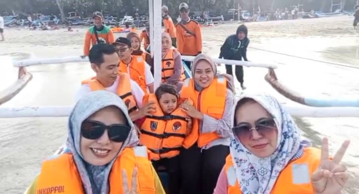 Wisatawan di Pantai Watu Ulo, Jember, Jawa Timur. (Foto - Istimewa)