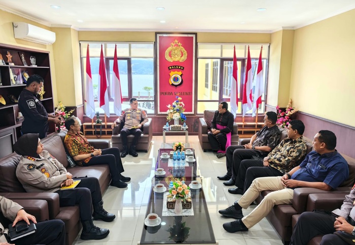 Audiensi Wakil Uskup OCI, RD Yos Bintoro dengan Kapolda Maluku Irjen Pol. Danang Hartanto di Markas Kepolisian Daerah (Mapolda) Maluku, Jumat (29/5/2026). (Foto - Istimewa)