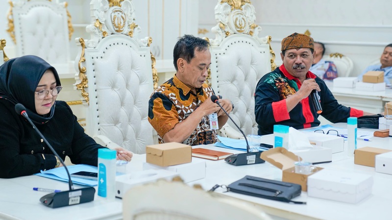 Sekretaris Daerah (Sekda) Ponorogo, Agus Sugiarto, (tengah) saat memimpin rapat akhir persiapan Grebeg Suro 2026 di Ruang Rapat Bantarangin Ponorogo, Jumat (30/5/2026). (Foto - Kominfo Pemkab Ponorogo)