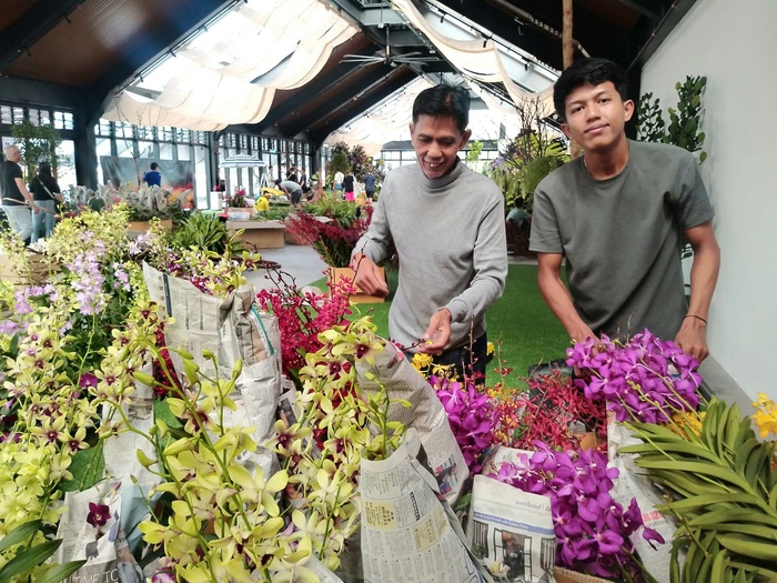 Tim dari Rudy T. Mintarto saat persiapan Malaysia Highest Flower Exhibition di Resort World Awana, Genting Highland, Malaysia, pada 3–10 Juni 2026. (Foto - Istimewa)
