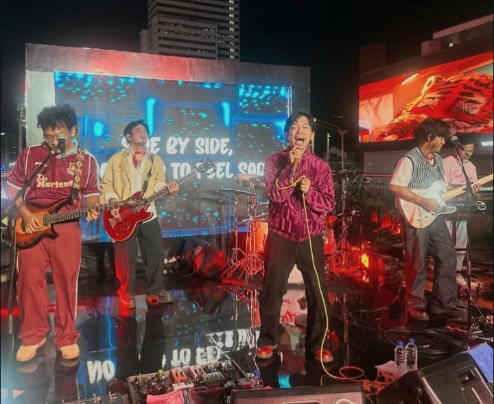 Grup musik D'MASIV saat tampil mempromosikan lagu terbaru mereka berjudul On Our Own di Halte TransJakarta Tosari, Jakarta pada Rabu (20/5/2026). (Foto - @bagustnugroho)