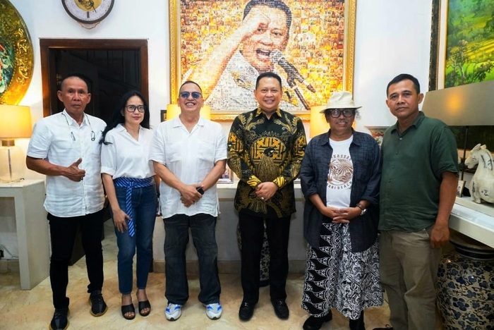 Bambang Soesatyo (Bamsoet) bersama sineas dari Humaniora Rumah Film di Rumah Pergerakan, Jalan Patiunus Kebayoran Baru Jakarta Selatan, Senin (18/05/2026). (Foto - Humaniora Rumah Film)