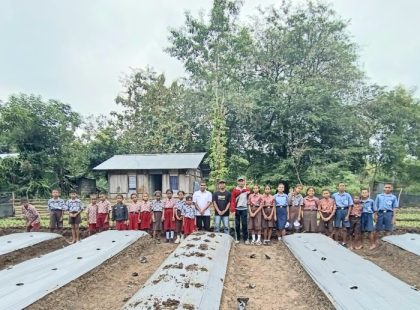 Yayasan Felix Marai Go (YFMG) mengajak pelajar SDN dan SMPN Maumolo, Nusa Tenggara Timur (NTT), belajar langsung di lapangan melalui kegiatan edukasi pertanian dan tanam cabai bersama pada Rabu (10/6/2026). (Foto - YFMG)
