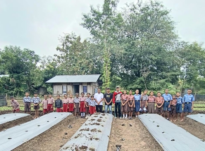 Yayasan Felix Marai Go (YFMG) mengajak pelajar SDN dan SMPN Maumolo, Nusa Tenggara Timur (NTT), belajar langsung di lapangan melalui kegiatan edukasi pertanian dan tanam cabai bersama pada Rabu (10/6/2026). (Foto - YFMG)