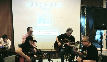 Tre Amor Vati, band asal Jakarta, saat acara perilisan single perdana bertajuk Perih di Emerald Tree Resto & Coffee Bar, Bintaro, Tangerang Selatan, Senin (15/6/2026). (Foto - Abigal Anak Anugrah)