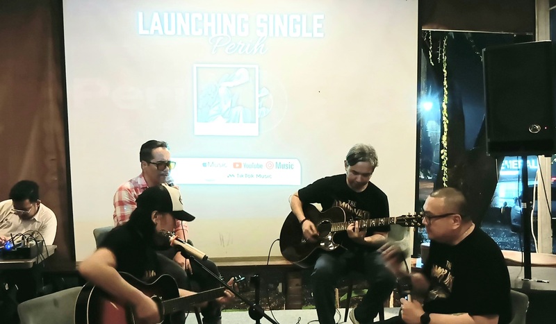 Tre Amor Vati, band asal Jakarta, saat acara perilisan single perdana bertajuk Perih di Emerald Tree Resto & Coffee Bar, Bintaro, Tangerang Selatan, Senin (15/6/2026). (Foto - Abigal Anak Anugrah)