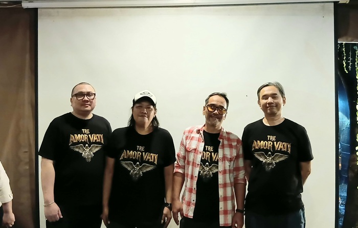 Tre Amor Vati, band asal Jakarta, saat acara perilisan single perdana bertajuk Perih di
Emerald Tree Resto & Coffee Bar, Bintaro, Tangerang Selatan, Senin (15/6/2026). (Foto - Abigal Anak Anugrah)