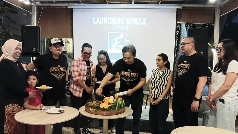 Tre Amor Vati, band asal Jakarta, saat acara perilisan single perdana bertajuk Perih di Emerald Tree Resto & Coffee Bar, Bintaro, Tangerang Selatan, Senin (15/6/2026). (Foto - Abigal Anak Anugrah)