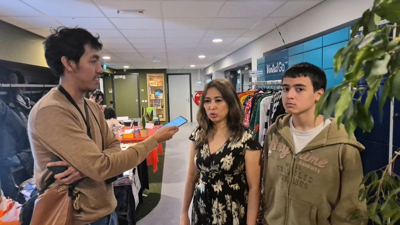Ellyanie Van Den Noort bersama putranya aktor cilik Rayhan Cornelis di acara amal Benefieta Vond voor Sumatra di Belanda belum lama ini. (Foto - Istimewa)