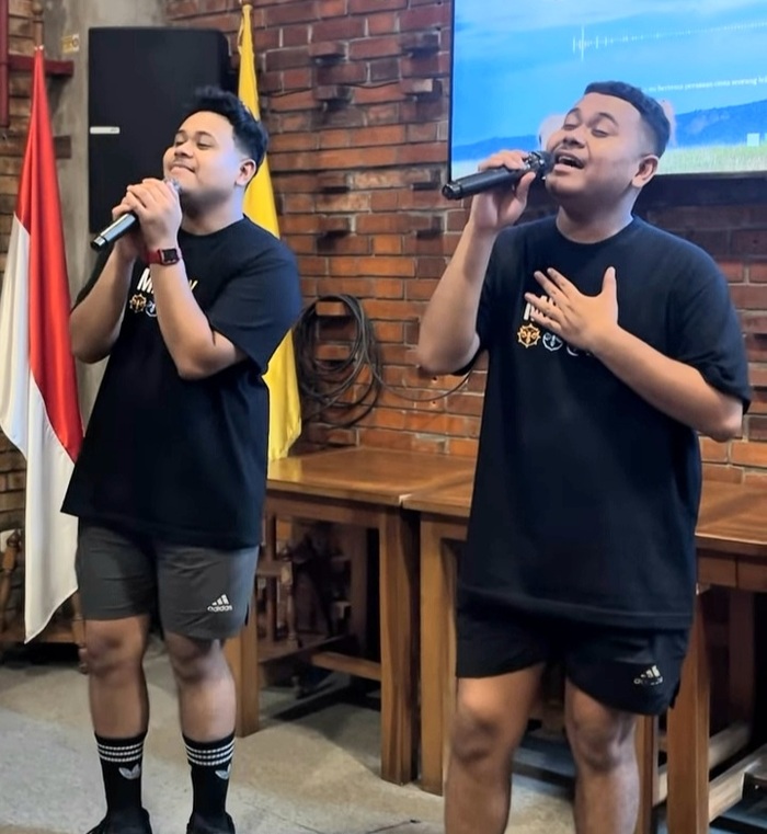 Penyanyi Gery Gany saat memeriahkan acara Millway Sunday Walk 5K di kawasan Menteng, Jakarta Pusat, Minggu (31/5/2026). (Foto - Millway)