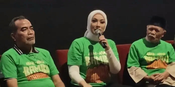 Produser Elma Theana (tengah) saat jumpa pers film Anak-Anak Bambu di XXI Epicentrum, Kuningan, Jakarta Selatan, Rabu (15/7/2026).