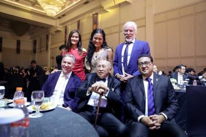 Andrew James, suami dari desainer Migi Rihasalay), bersama sineas Hollywood Tom Sebastian dan juga Tinton Suprapto di acara Ikatan Motor Indonesia (IMI) Awards 2026 di The Tribrata Darmawangsa, Kebayoran Baru, Jakarta Selatan, Rabu (1/7/2026). (Foto Rezagrapher)