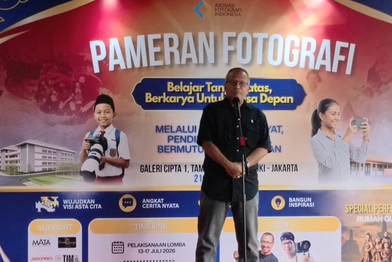 Arbain Rambey selaku Kurator Seni Fotografi dan Anggota Dewan Juri saat memberi sambutan pembukaan Pameran Fotografi Nasional Sekolah Rakyat di Galeri Cipta 1, Taman Ismail Marzuki (TIM), Menteng, Jakarta Pusat, Senin (21/7/2026). (Foto - Agus Boy)
