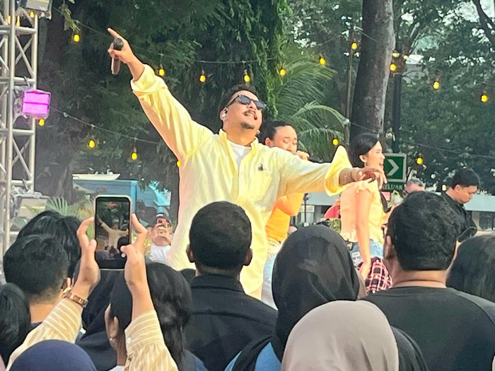 Musisi Sal Priadi saat memeriahkan peluncuran IM3 Istimewa di kawasan Gelora Bung Karno (GBK) Senayan, Jakarta, Humat (14/8/2026). (Foto - MZ)