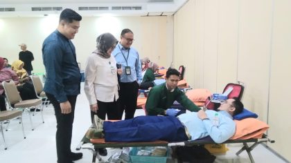 Direktur Umum, SDM & Pendidikan RS Sumber Waras, dr. Farida Widayati, M.Kes., didampingi Manajer Hukum, Organisasi, dan Humas (Hukormas) RS Sumber Waras, Tri Nurmansyah, S.H., M.H., C.Med., Sp.Kes., serta Manajer SDM, Diklat & Litbang, Asep Nuryadin, S.Sos., CHRM, saat meninjau kegiatan donor darah di Ruang Auditorium Lantai 8 RS Sumber Waras, Jakarta, Senin (3/8/2026). (Foto - Ign)