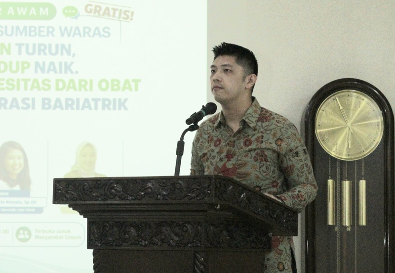 Dr. David Eka Djaja, MARS,
Direktur Medik & Keperawatan RS Sumber Waras saat memberikan sambutan dalam
seminar awam bertajuk “Berat Badan Turun, Kualitas Hidup Naik: Solusi Tuntas Obesitas dari Obat, Diet hingga Operasi Bariatrik” di Ruang Auditorium Lantai 8 RS Sumber Waras, Jakarta, Sabtu (8/8/2026). (Foto - Ign)