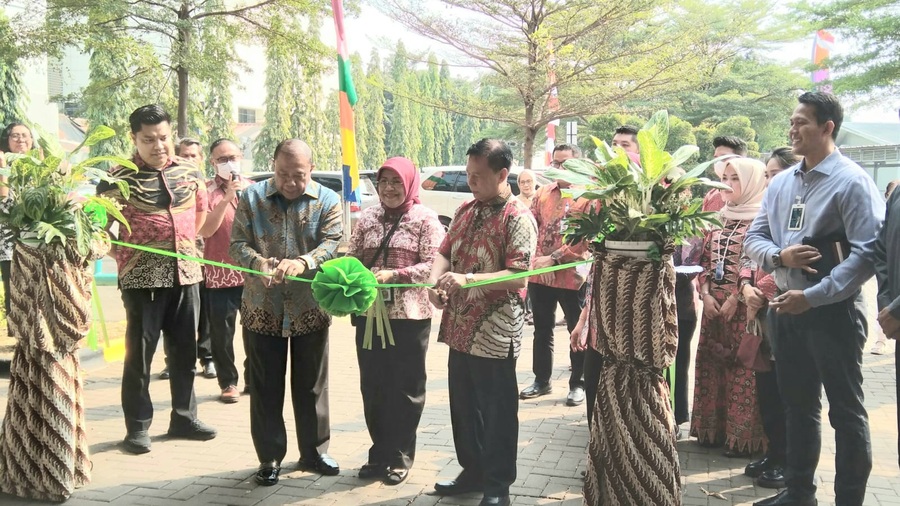 Pembukaan bazar multiproduk dan serba murah dalam rangka perayaan HUT ke-64 Yayasan Kesehatan Sumber Waras dan RS Sumber Waras, yang digelar selama dua hari pada 11 dan 12 Agustus 2026, di area parkir lobi umum RS Sumber Waras, Jakarta. (Foto - Ign)