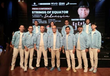 Tantowi Yahya bersama Thomshell Band saat jumpa pers persiapan konser Strings of Equator: A Musical Journey to Indonesia di Music Lounge, Plaza Senayan, Jakarta, Rabu (19/8/2026). (Foto - Ign)