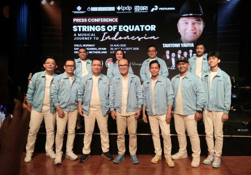 Tantowi Yahya bersama Thomshell Band saat jumpa pers persiapan konser Strings of Equator: A Musical Journey to Indonesia di Music Lounge, Plaza Senayan, Jakarta, Rabu (19/8/2026). (Foto - Ign)