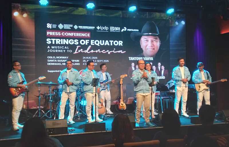 Tantowi Yahya bersama Thomshell Band saat jumpa pers persiapan konser Strings of Equator: A Musical Journey to Indonesia di Music Lounge, Plaza Senayan, Jakarta, Rabu (19/8/2026). (Foto - Ign)