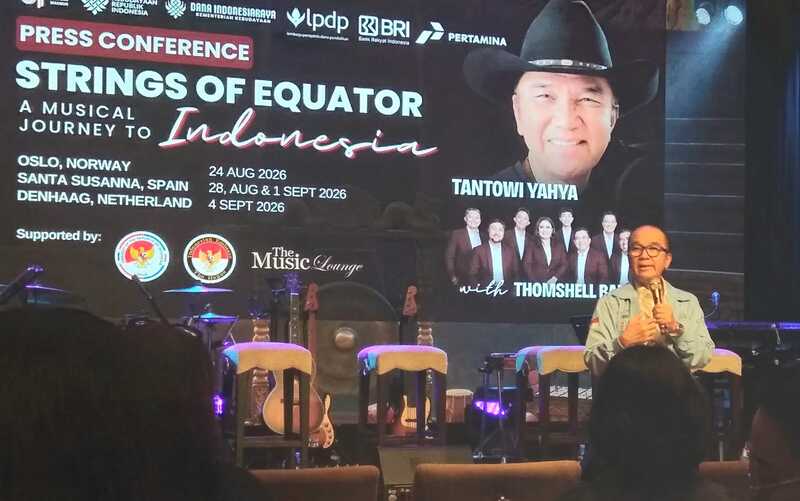Tantowi Yahya bersama Thomshell Band saat jumpa pers persiapan konser Strings of Equator: A Musical Journey to Indonesia di Music Lounge, Plaza Senayan, Jakarta, Rabu (19/8/2026). (Foto - Ign)