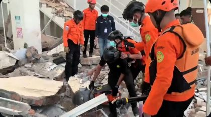 Basarnas, TNI, Polri, BPBD, dan seluruh Tim SAR gabungan terus melakukan pertolongan evakuasi terhadap korban gempa di wilayah Maumere, Nusa Tenggara Timur (NTT) pada Sabtu (15/8/2026). (Foto - @joshua_banjarnahor_)