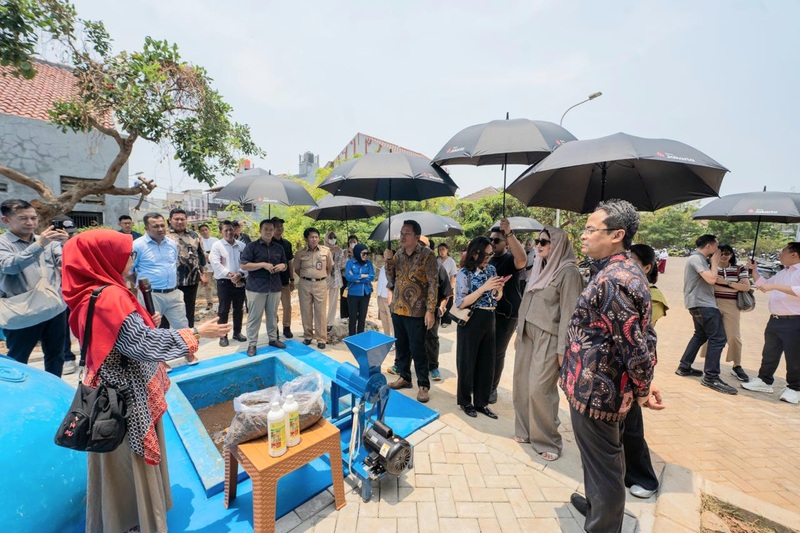Pansus CSR DPRD DKI saat meninjau fasilitas pengolahan sampah organik berbasis biodigester komunal Bank Jakarta, yang mampu mengubah sampah menjadi energi biogas di Rusunawa Rorotan, Cilincing, Jakarta Utara, Senin (5/10/2026). (Foto - Bank Jakarta)